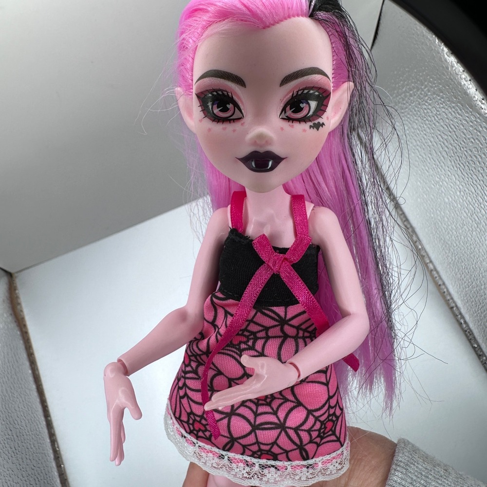 Monster High Draculaura G3 Doll Pink Black Split Hair Spiderweb Dress Mattel - Picture 5 of 7